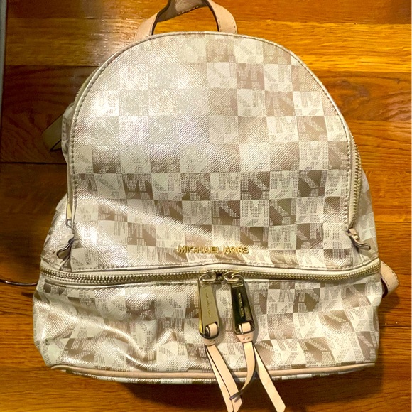 New‼️ Micheal Kors Rhea Leather Backpack (Metallic) - Picture 1 of 4